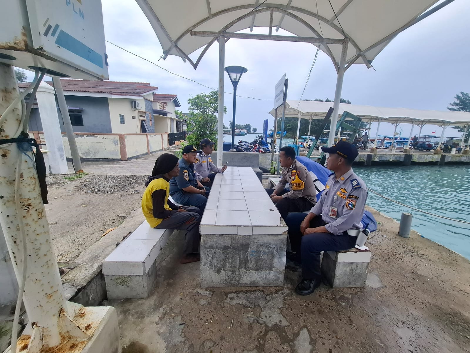 Bhabinkamtibmas Pulau Tidung Sambangi Warga, Ajak Jaga Kamtibmas dan Sosialisasikan Hotline 110