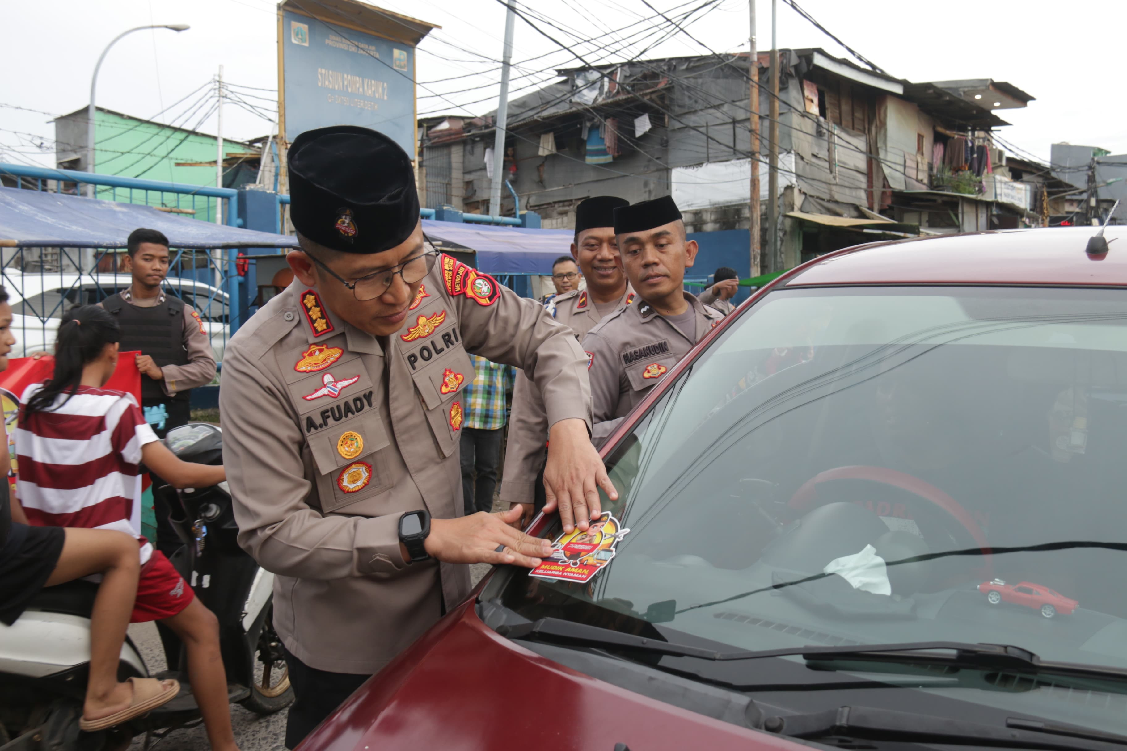 Polres Metro Jakarta Utara Gelar Pengamanan Pasar Takjil dan Bakti Sosial di Kapuk Muara