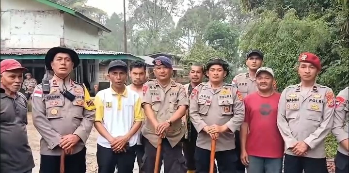 Di Tengah Lumpur dan Harapan, Polri Bersama Warga Buka Akses Jalan Kampung Setie Pascabencana