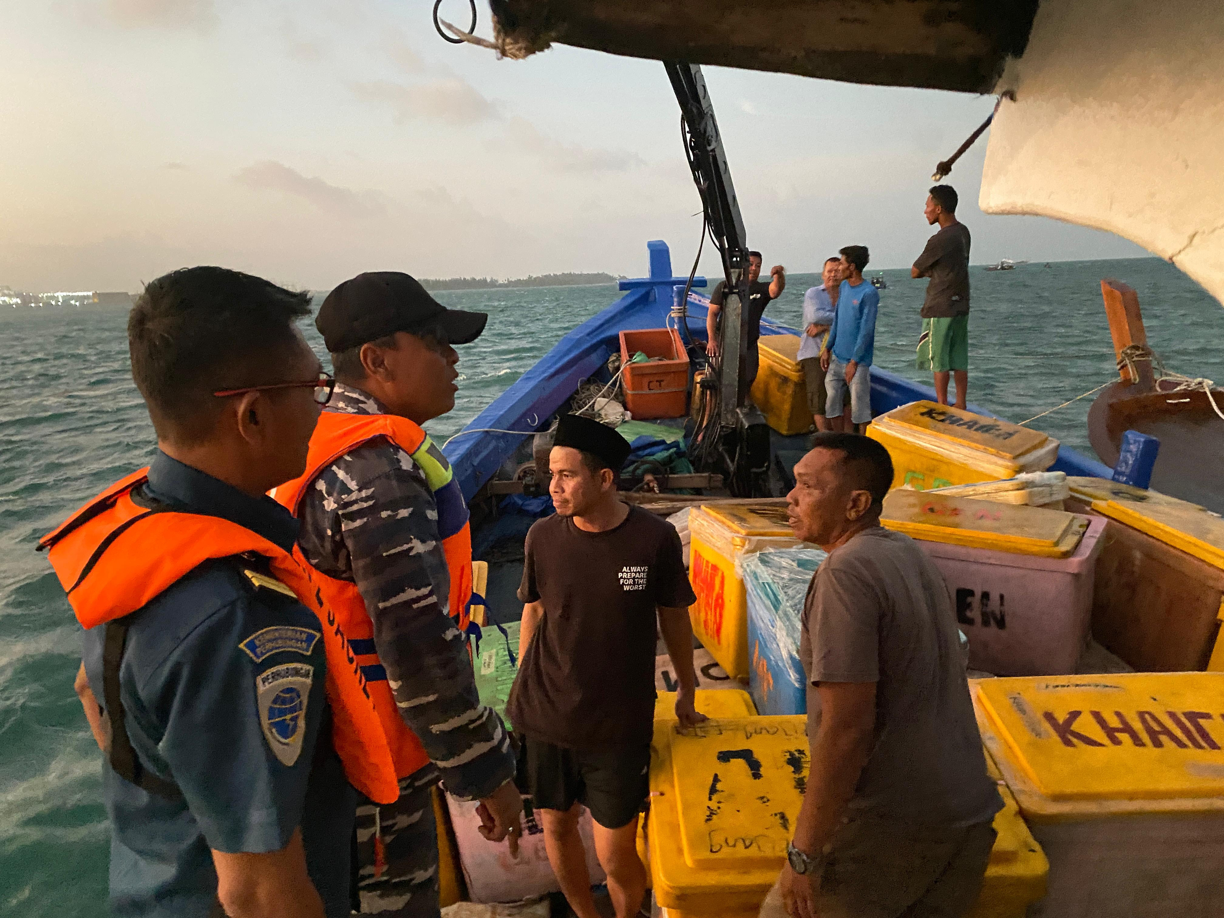 Lanal Bintan Bersama Tim SAR Gabungan Selamatkan KM. Kemilu Indah Jaya Yang Mengalami Kecelakaan Laut di Perairan Bintan