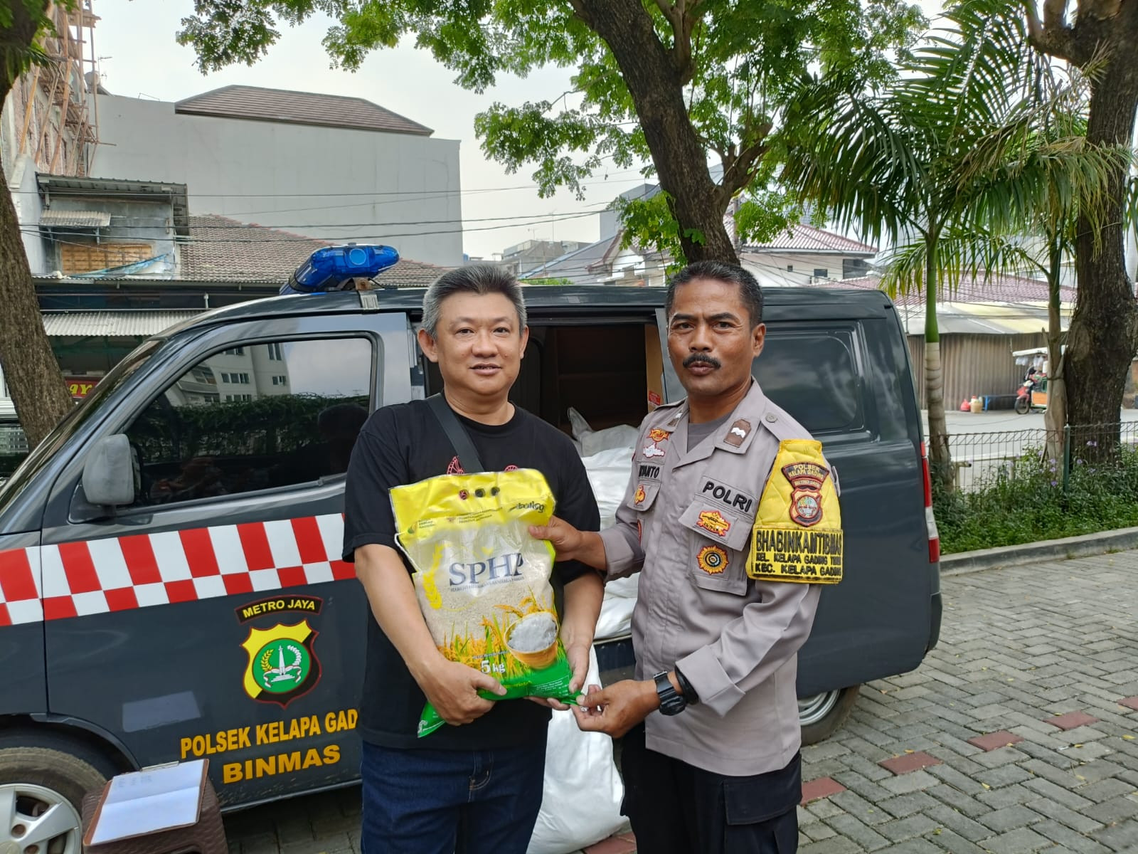 Polsek Kelapa Gading dan Bulog Gelar Gerakan Pangan Murah, Warga Antusias Beli Beras SPHP