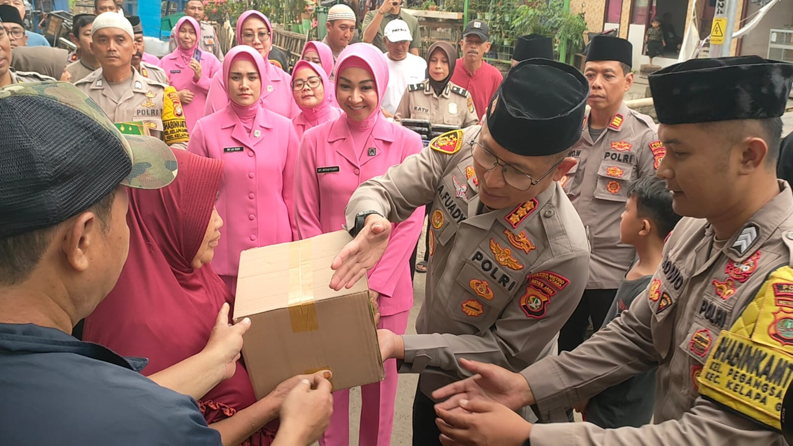 Kapolres Metro Jakarta Utara Gelar Pasar Takjil dan Bakti Sosial: Sosialisasi Hotline 110 dan Tagline " Mudik Aman, Keluarga Nyaman " di Kelapa Gading