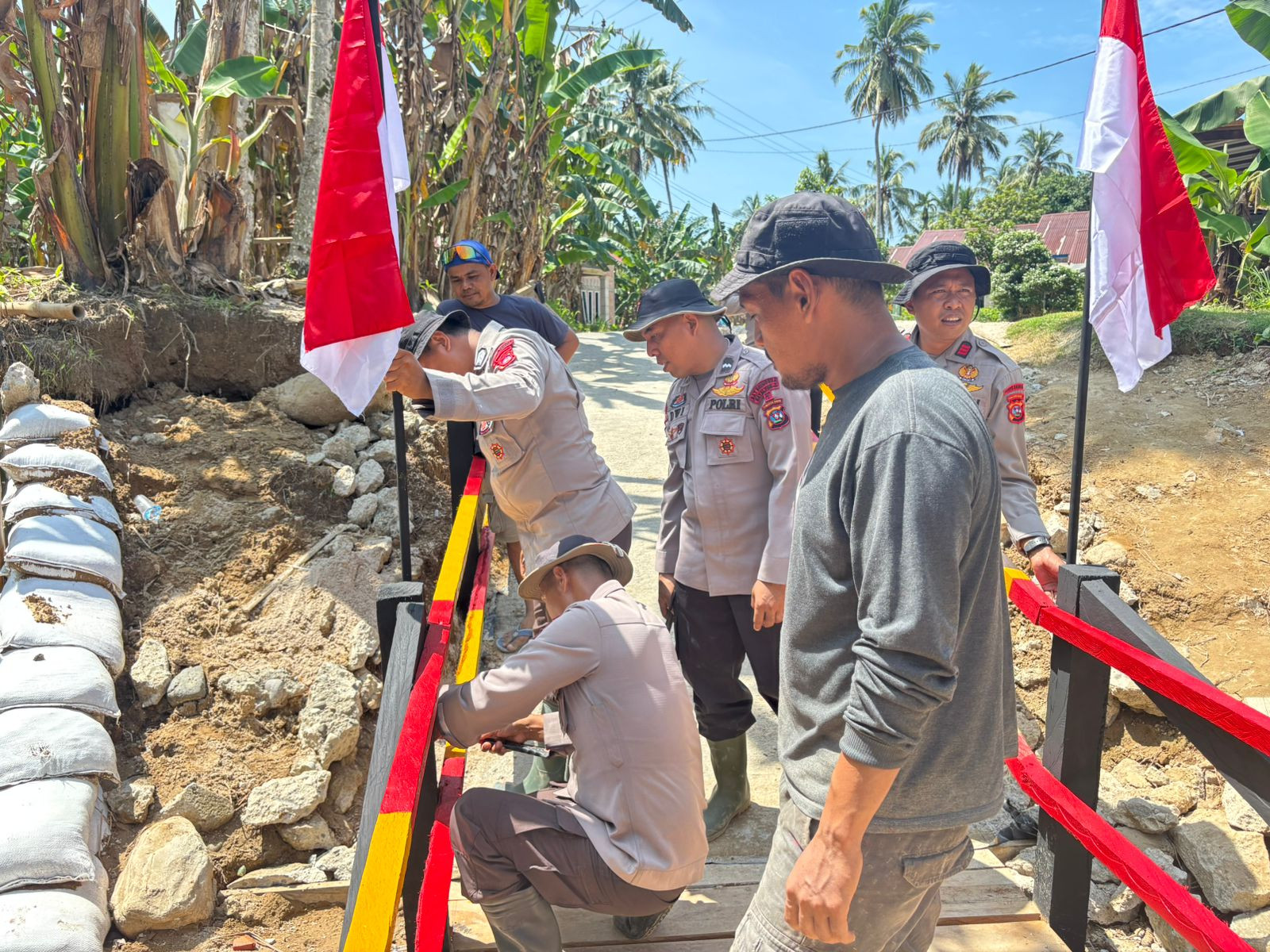 Brimob Polda Sumbar Rampungkan Jembatan Darurat Penghubung Kataping–Sungai Buluah