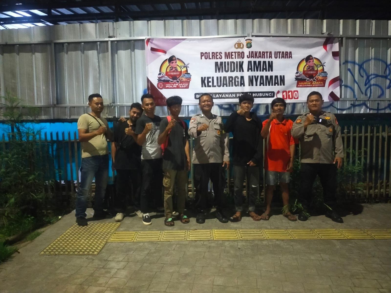 Polsek Pademangan Pasang Spanduk "Mudik Aman, Keluarga Aman" dan Hotline 110 di Wilayah Jakarta Utara