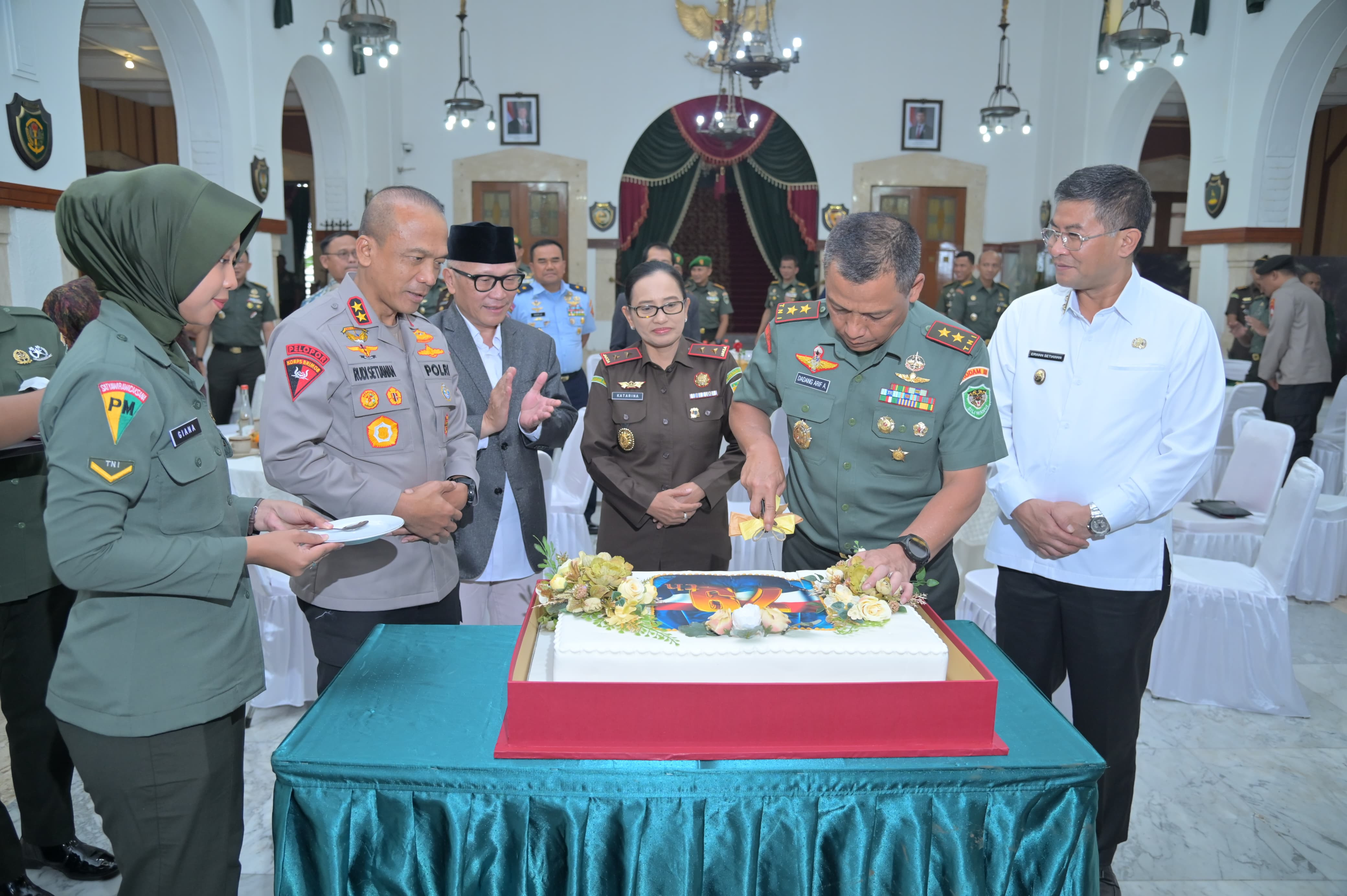 Syukuran HUT Ke-79 Kodam III/Siliwangi, Kapolda Jabar Serahkan Tumpeng dan Tali Asih