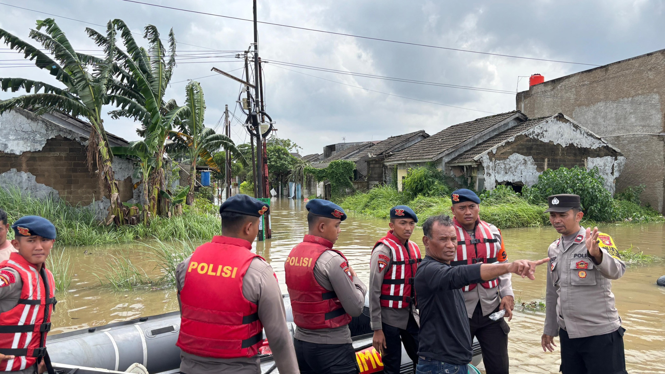 Brimob Polda Metro Jaya Terus Laksanakan Evakuasi Warga Terdampak Banjir di Perumahan The Nebraska Terrace