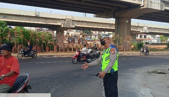 Polsek Bekasi Barat Atur Lalu Lintas Pagi, Arus Padat Tetap Lancar