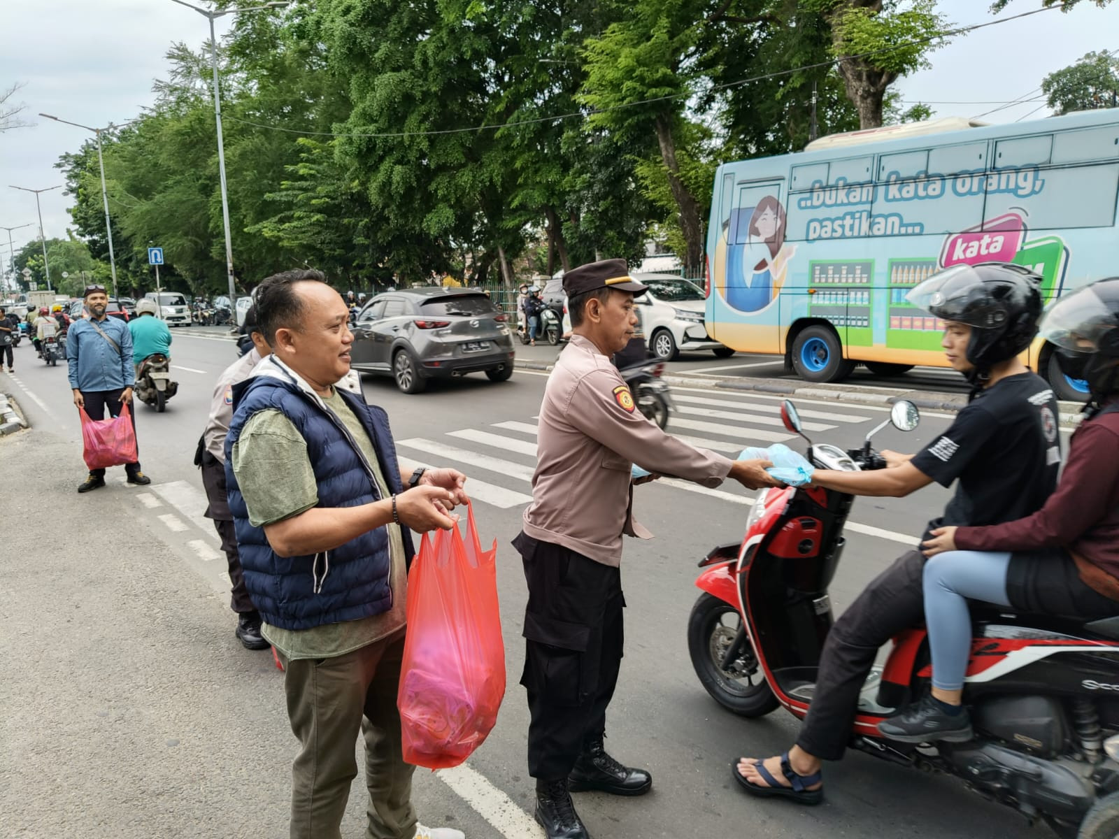 Polsek Ciracas Bagikan 200 Paket Takjil untuk Masyarakat Pengguna Jalan di Bulan Ramadhan