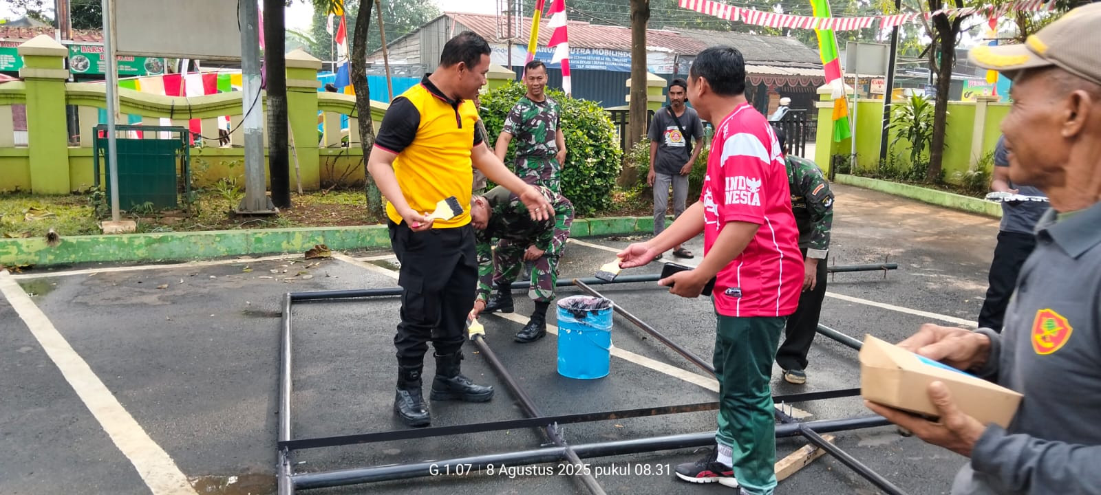 Tiga Pilar Kelurahan Cimuning Gelar Aksi Bersih-bersih Lingkungan