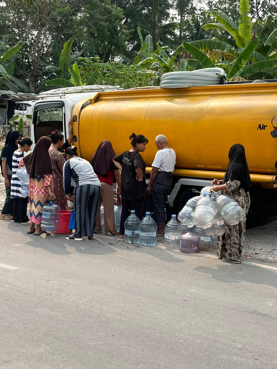 Marlyn Maisarah Salurkan Bantuan Air Bersih untuk Warga Babakan Madang