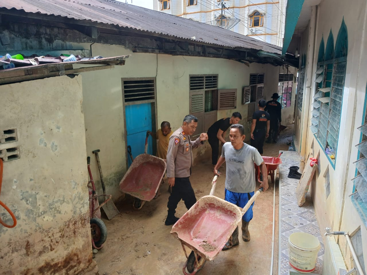 Personil Polres Sibolga Melaksanakan Pembersihan Akses Jalan Pasca Longsor