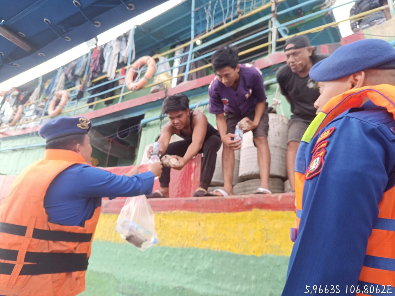 Polisi Peduli Nelayan: Satpolairud Polres Kepulauan Seribu Bagikan Makanan Gratis dan Himbau Keselamatan Laut