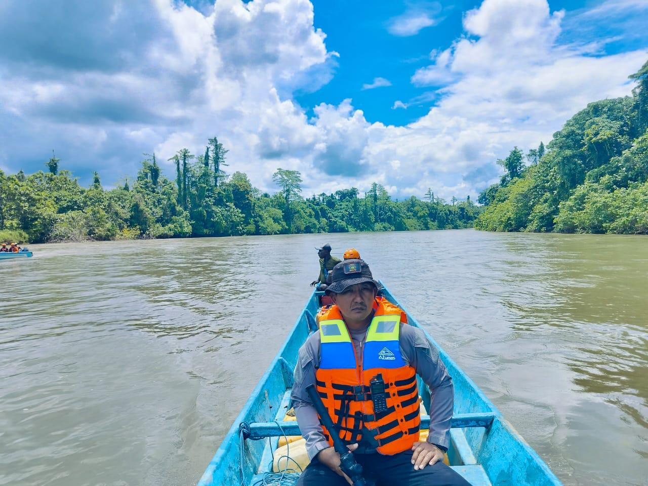 PENCARIAN IPTU TOMI SAMUEL MARBUN DI SUNGAI RAWARA HINGGA KAMPUNG YAKORA TELUK BINTUNI. POLRI, TNI DAN BASARNAS LAKSANAKAN GIAT BERSAMA