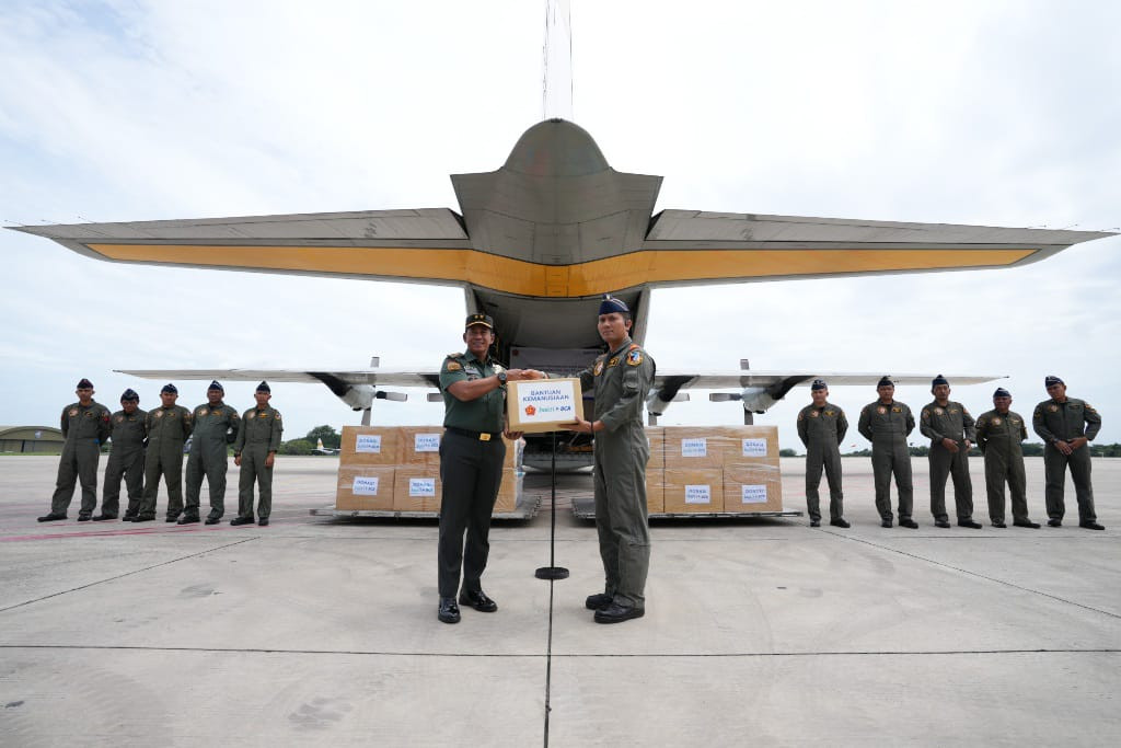 TNI Kerahkan Pesawat TNI AU Kirimkan Bansos untuk Korban Erupsi Gunung Lewotobi Laki-Laki di NTT
