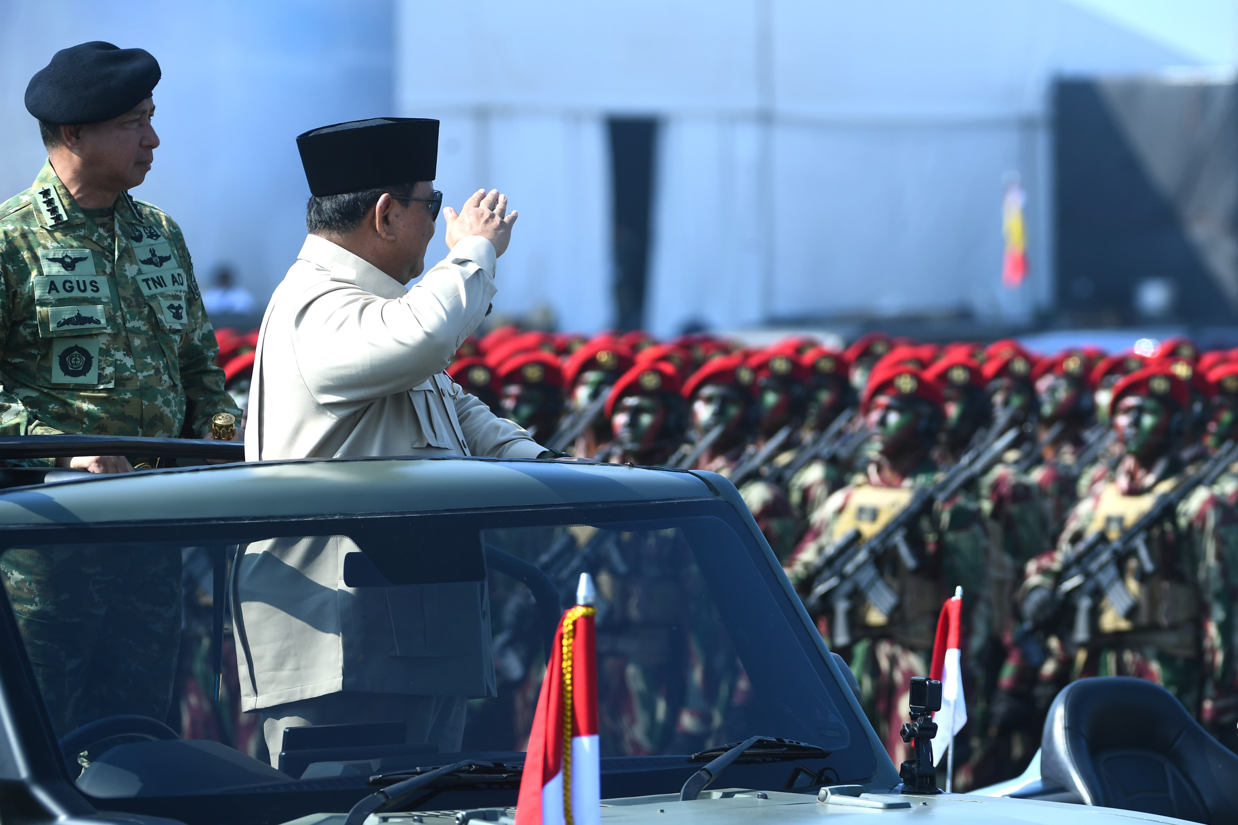 Panglima TNI Dampingi Presiden RI Prabowo Subianto Pada Upacara Gelar Pasukan Operasional dan Kehormatan Militer