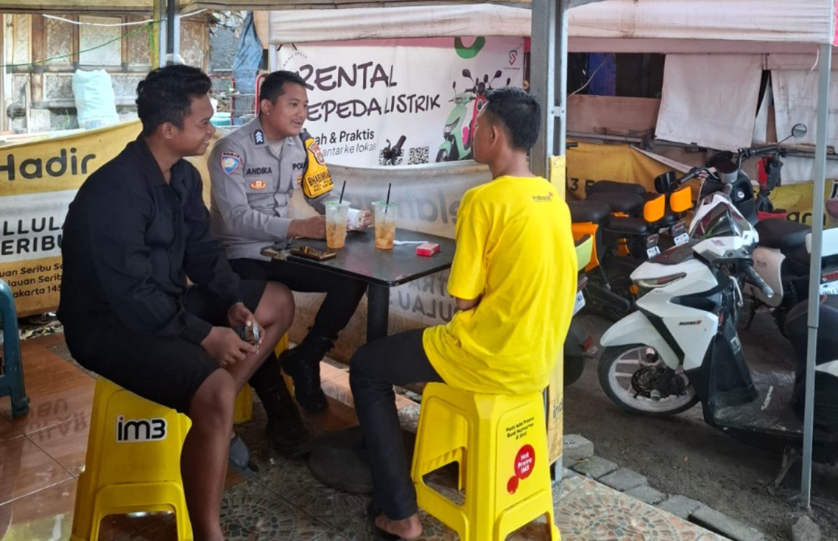 Bhabinkamtibmas Pulau Tidung Sambang Warga, Ajak Jaga Kamtibmas dan Ciptakan Lingkungan Wisata Aman