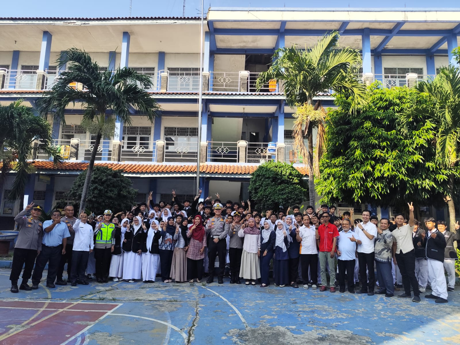 Polres Metro Bekasi Kota Edukasi Pelajar tentang Bahaya Bullying, Judi Online, dan Narkoba