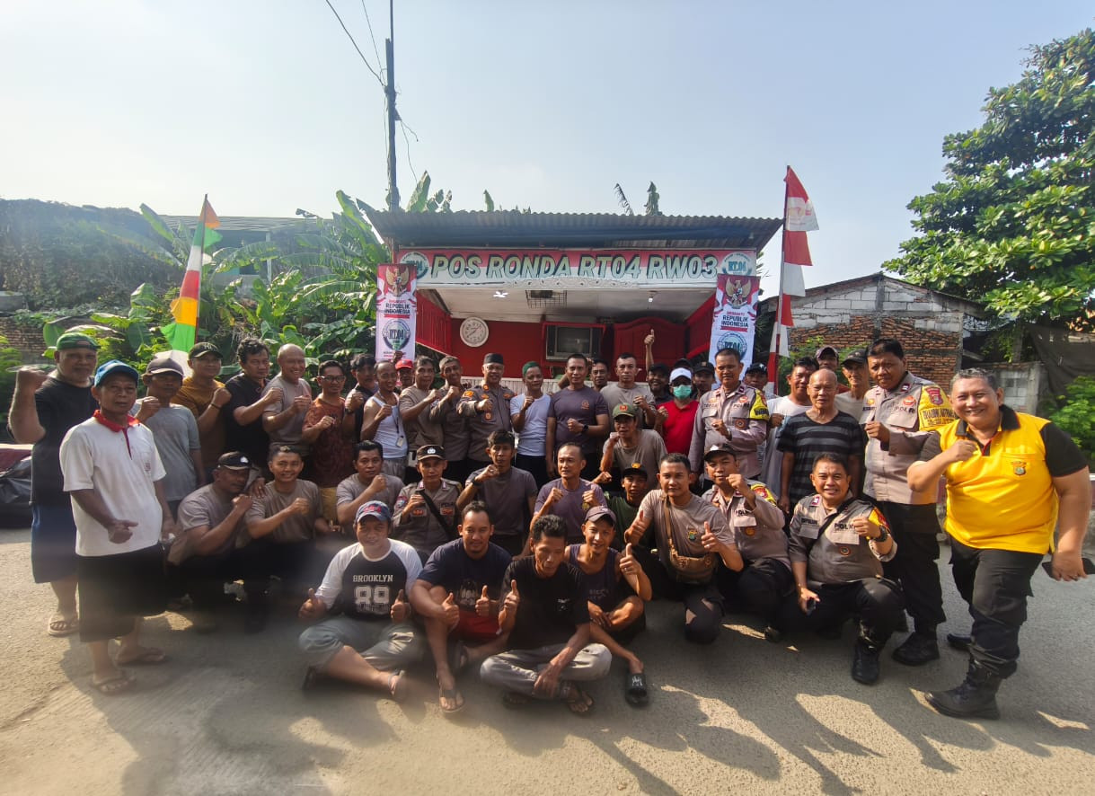 Kapolsek Bekasi Barat Pimpin Kerja Bakti Bersama Warga Kranji Sambut HUT Ke-81 Kemerdekaan RI