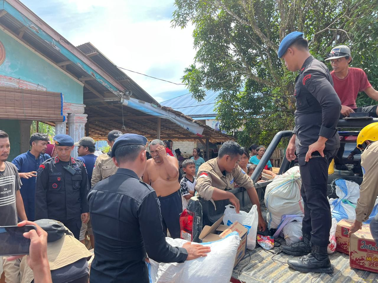 Brimob Polda Sumut Bersama Relawan Mapel Indonesia Salurkan Bantuan Sembako untuk Warga Terdampak Bencana di Sibolga–Tapteng