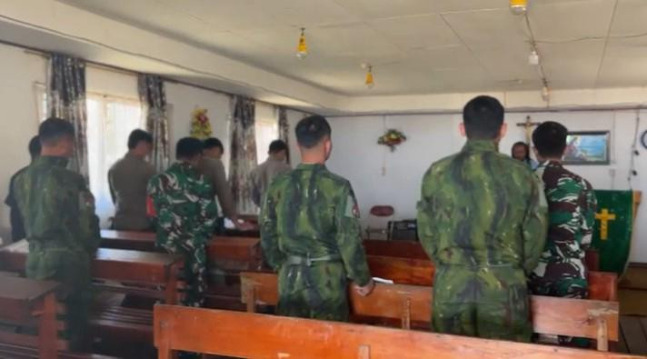 Hadir di Tengah Ketenangan Ibadah, Patroli Satgas Damai Cartenz Jaga Keamanan dan Pererat Kedekatan dengan Jemaat di Sinak
