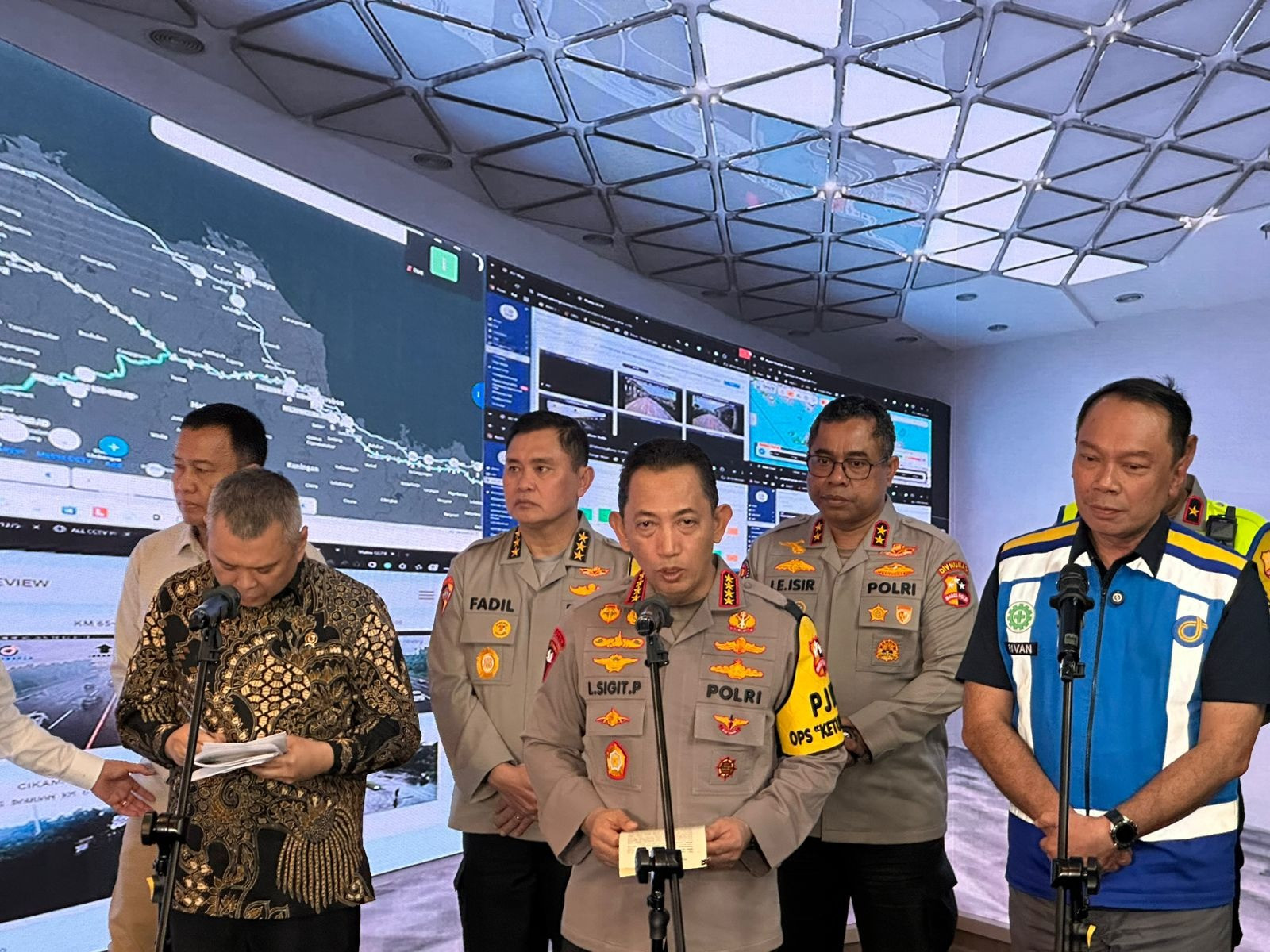 Kapolri Tinjau Arus Balik Lebaran di Jati Asih Pastikan Perjalanan Masyarakat Aman dan Nyaman