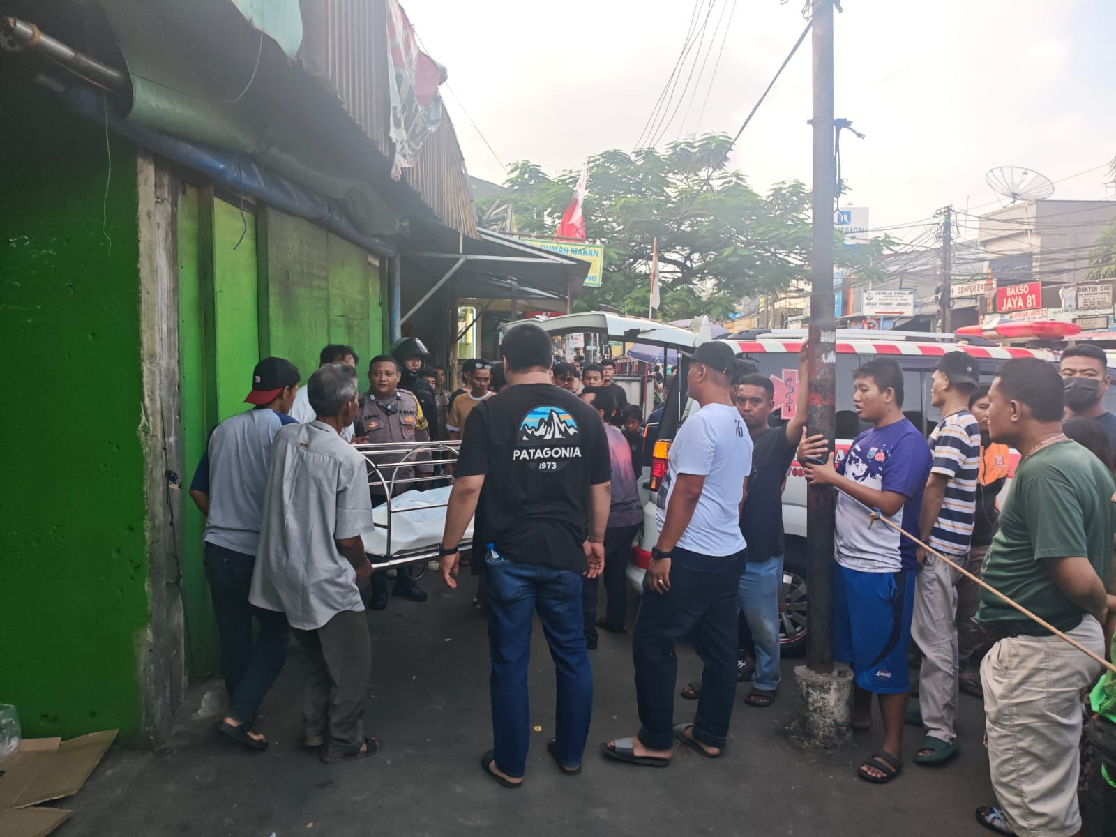 Respon Cepat Polisi Tindaklanjuti Laporan Warga, Pria Tanpa Identitas Ditemukan Meninggal di Teras Toko Material Koja