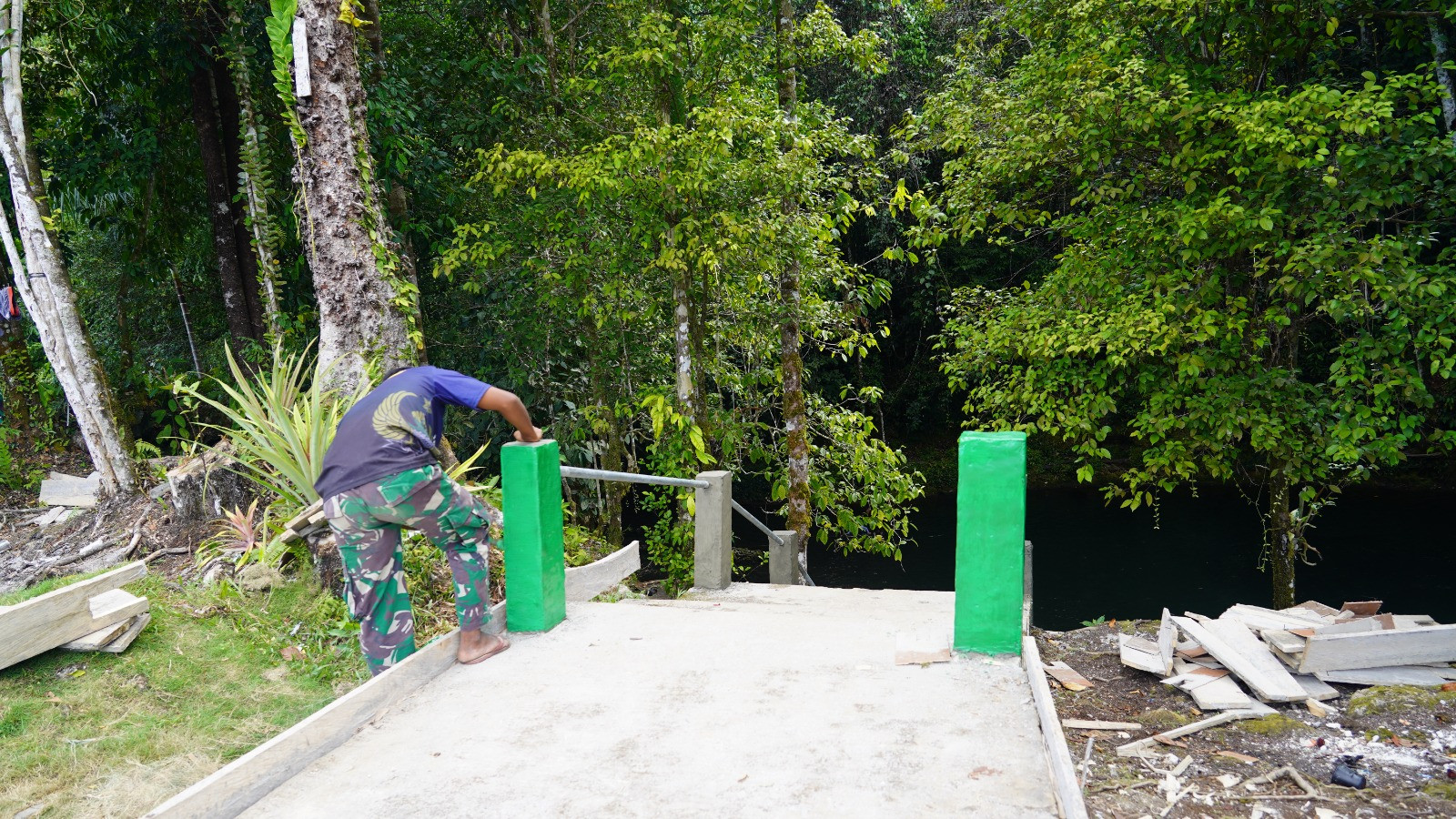 TMMD Ke-129 Kodim 1807/Sorong Selatan Optimalkan Akses Wisata Air Terjun Kampung Sesor Melalui Pembangunan Jalan dan Tangga