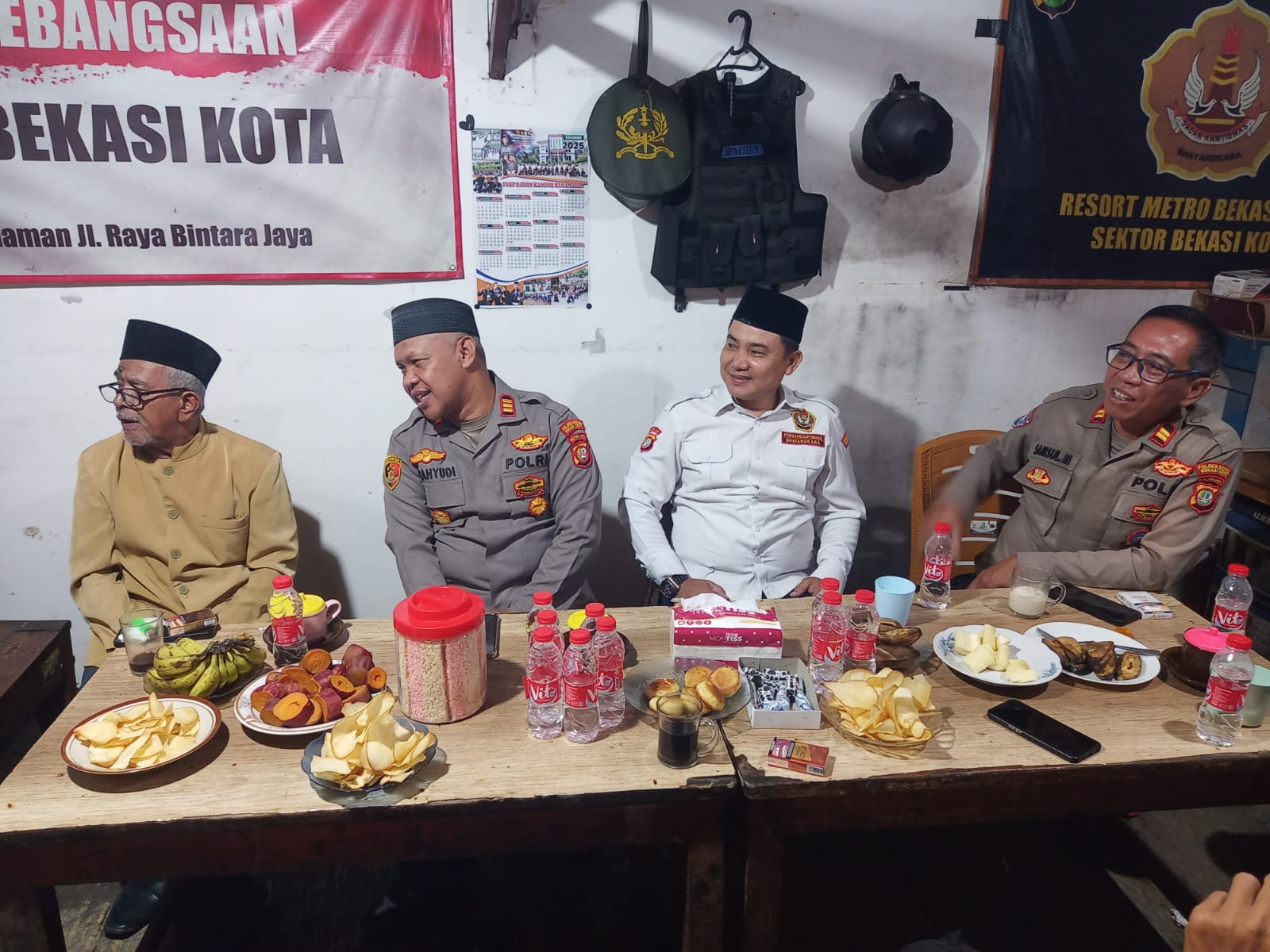 Kapolsek Bekasi Barat Gelar "Ngopi Kamtibmas" Bersama Warga RW 03 Bintara Jaya