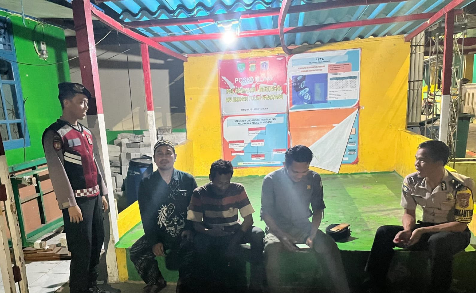 Layanan Polisi 110 Disosialisasikan dalam Patroli Malam, Polsek Kepulauan Seribu Utara Perkuat Keamanan Lingkungan