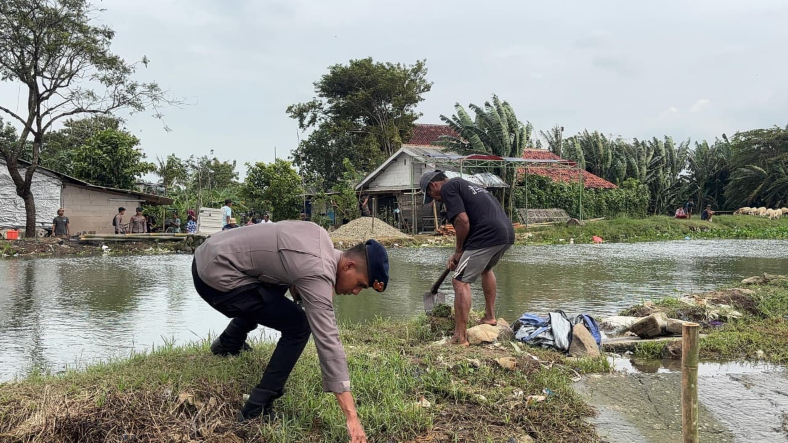 Brimob Polda Metro Jaya Mulai Progres Pembangunan Jembatan Presisi di Pebayuran