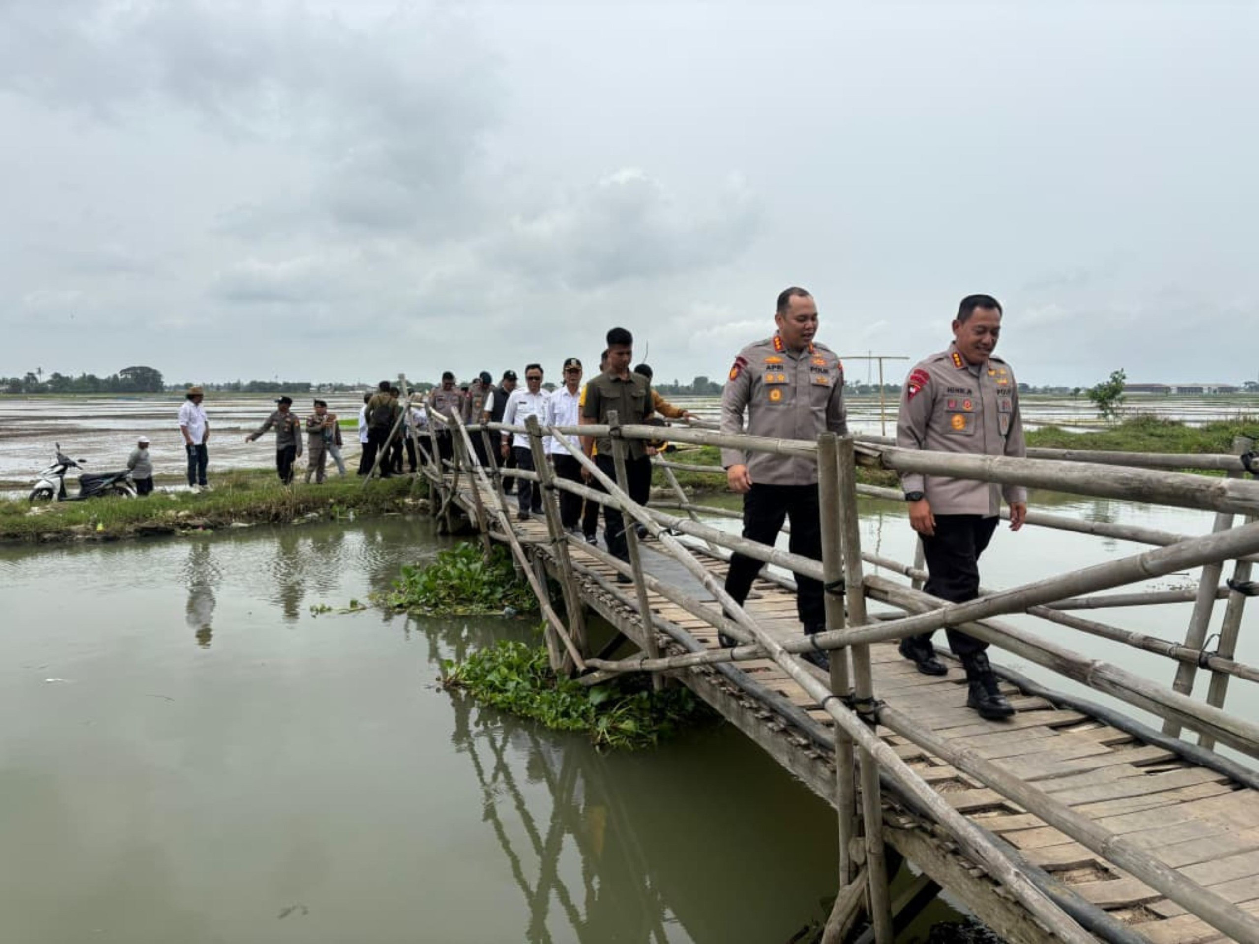 Dansat Brimob Polda Metro Jaya Hadir Dukung Program Kapolda Metro Jaya Melalui Peninjauan Rencana Jembatan Desa