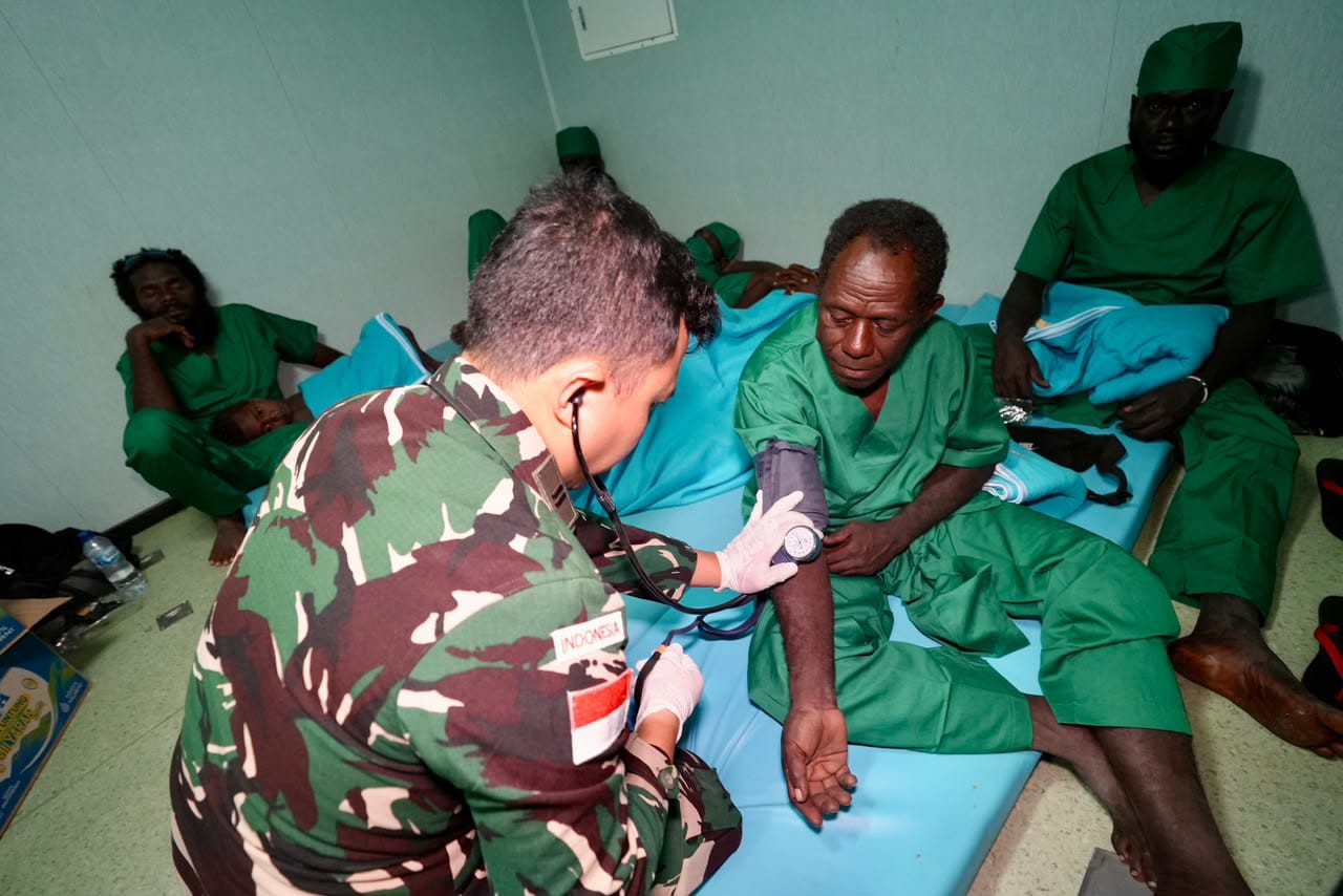 Aksi Kemanusiaan Di Laut Lepas, KRI WSH-991 Evakuasi 11 Warga Papua Nugini