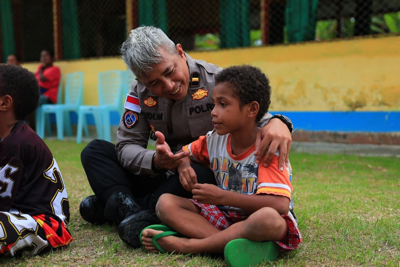 Personel Ops Damai Cartenz 2026 Hadirkan Keceriaan Lewat Belajar dan Bermain Bersama Anak Taman Baca Koya Tengah