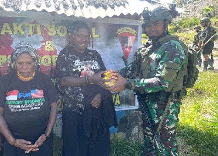 Satgas Yonif 112/DJ Gelar Bakti Sosial di Puncak Jaya, Warga Sambut dengan Antusias