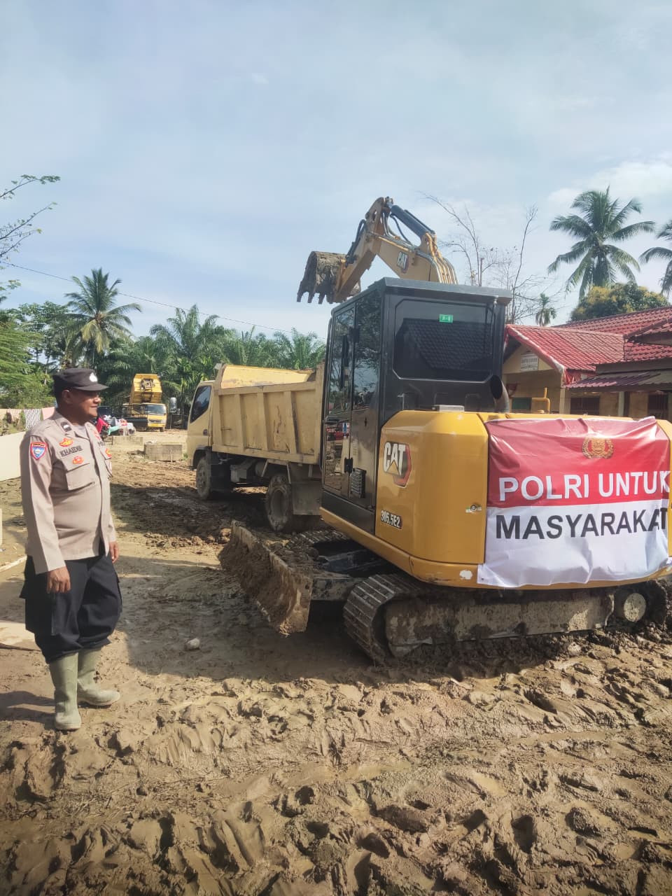 Polri Maksimalkan Bantuan dengan Kerahkan Alat Berat, Percepat Pemulihan Bencana di Sumatra