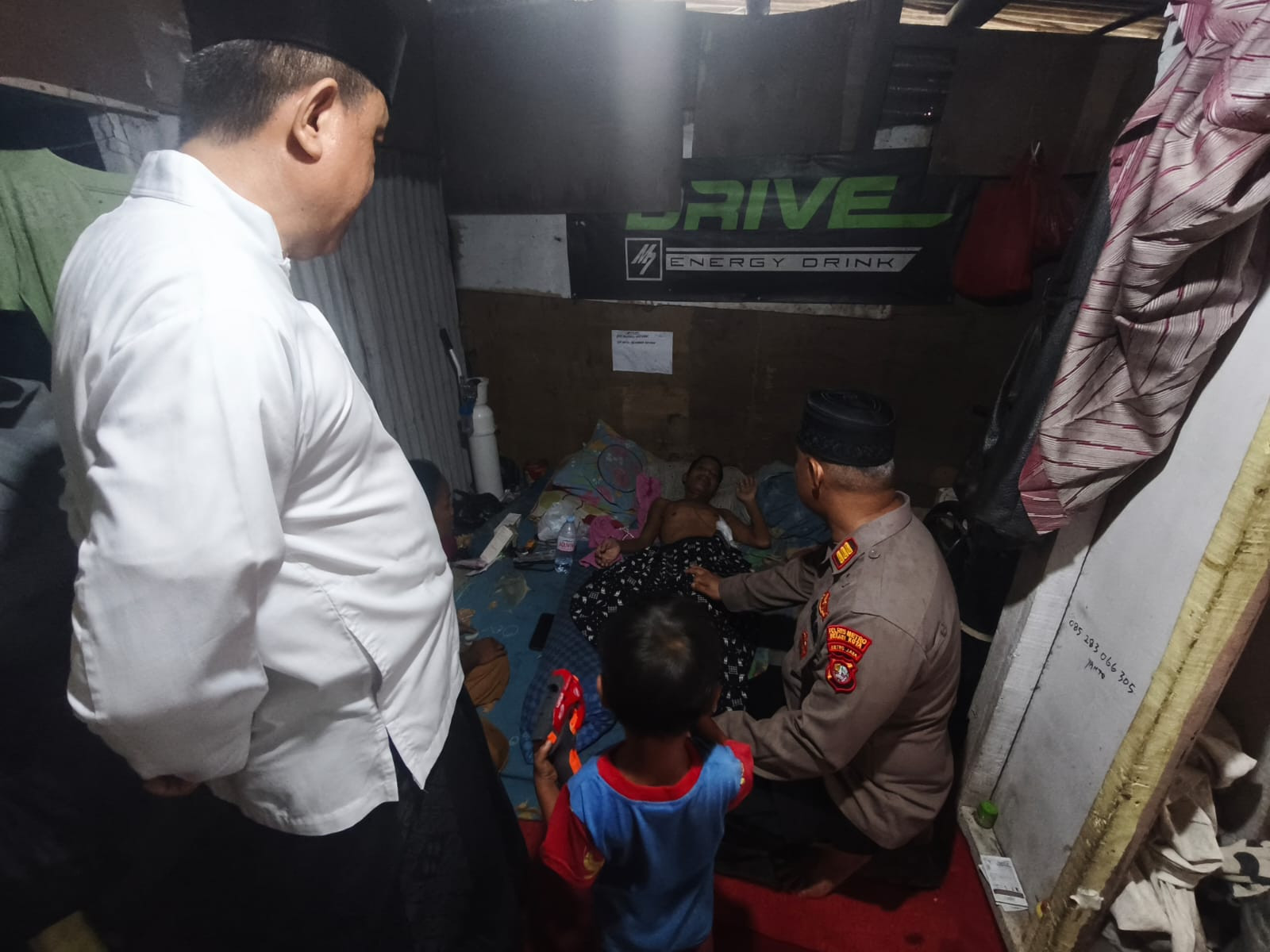 Empati dan Kepedulian Kapolsek Bekasi Barat kepada Warga yang Sakit di Slum Area