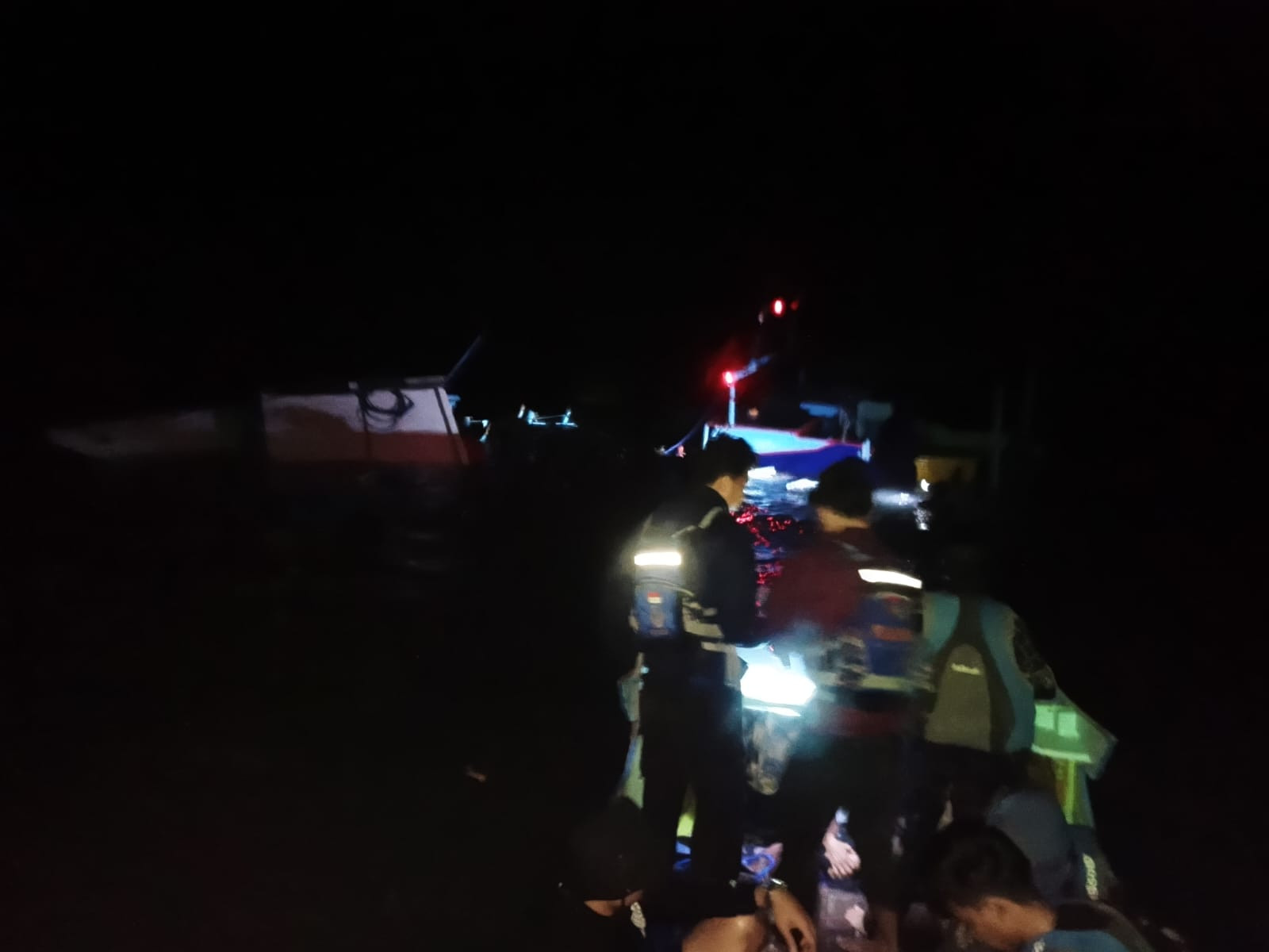 Respons Cepat Babinsa Selamatkan 12 Korban Laka Laut di Perairan Kepulauan Selayar