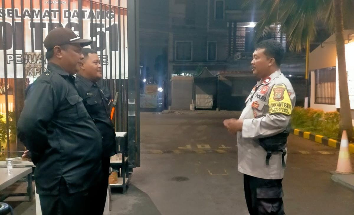 JAGA KONDUSIVITAS DINI HARI, BHABINKAMTIBMAS POLSEK MEDAN SATRIA SAMBANGI POS SATPAM DAN HIMBAU WARGA WASPADA CURANMOR