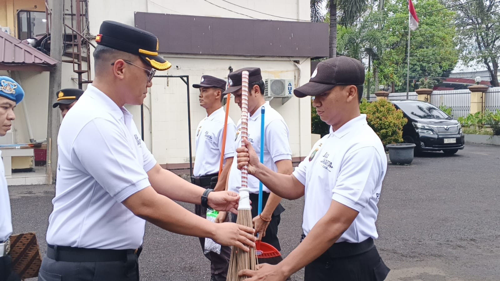 Polsek Metro Penjaringan Gaungkan “Jaga Jakarta Bersih dan Asri”, Kapolsek Ajak Personel Jadi Pelopor Lingkungan Sehat