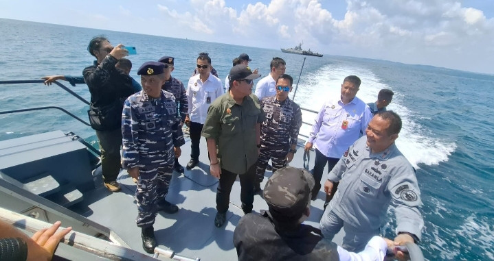 Danlanal Bintan Turut Dampingi Rombongan Kemenkopolhukam Tinjau Menara Suar Karang Singa