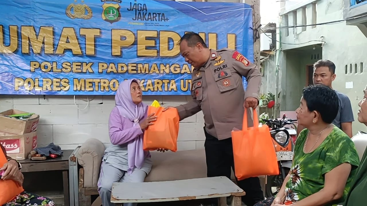 Polsek Pademangan Salurkan Bantuan Beras Lewat Program Jumat Peduli
