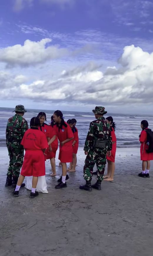 Sehari Usai Instruksi Presiden, TNI Bersama Pelajar Gotong Royong Bersihkan Sampah di Pantai Kuta Bali