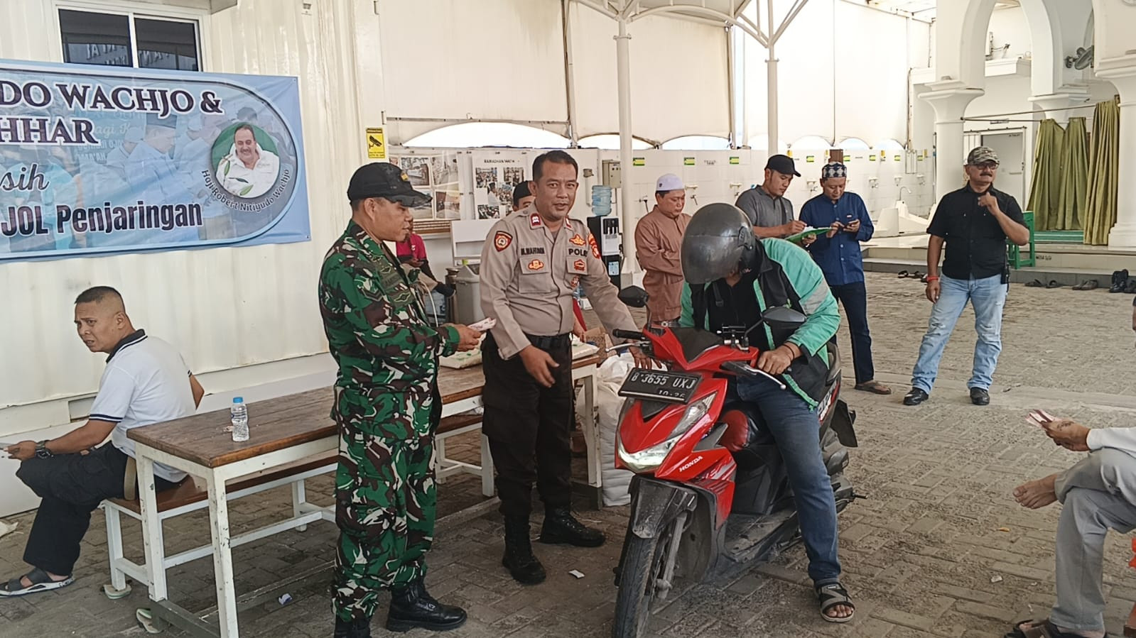 Jumat Peduli di Penjaringan, 500 Driver Ojol Terima Sembako dan Bantuan Tunai