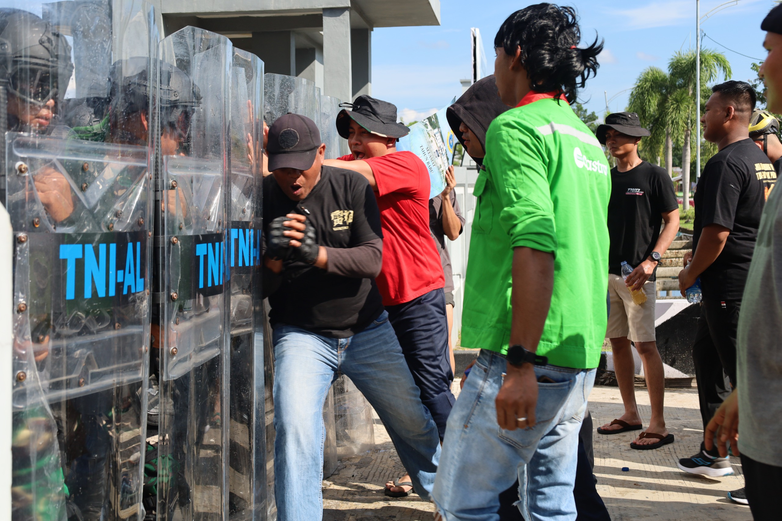 Aksi Unjuk Rasa Berujung Memanas, Prajurit Lanal Dumai Tunjukkan Profesionalisme Dalam Mengendalikan Aksi Massa