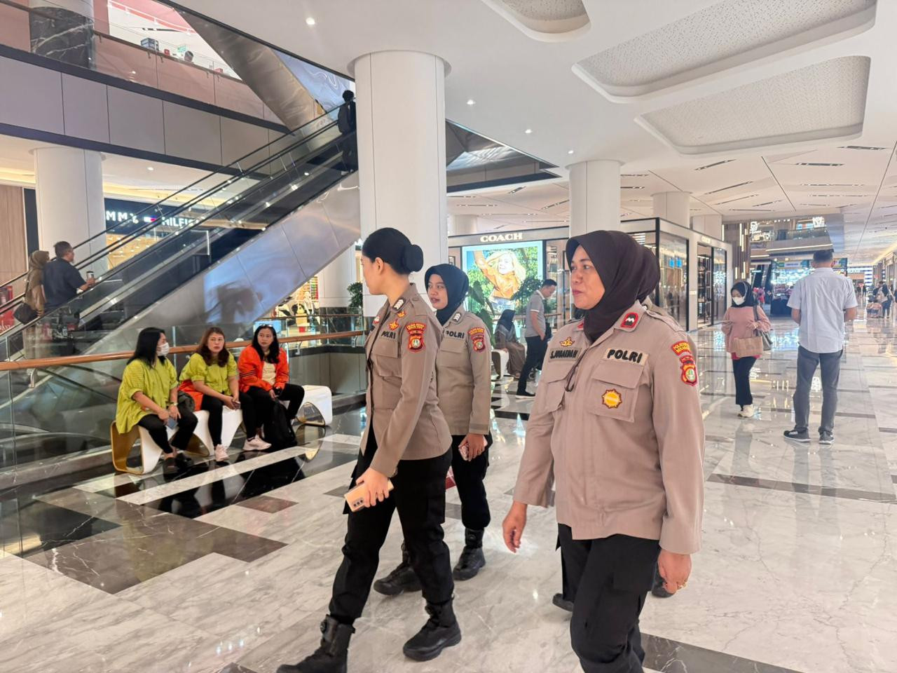 Polwan Bekasi Selatan Tingkatkan Rasa Aman Pengunjung Lewat Patroli Jalan Kaki di Pakuwon Mall