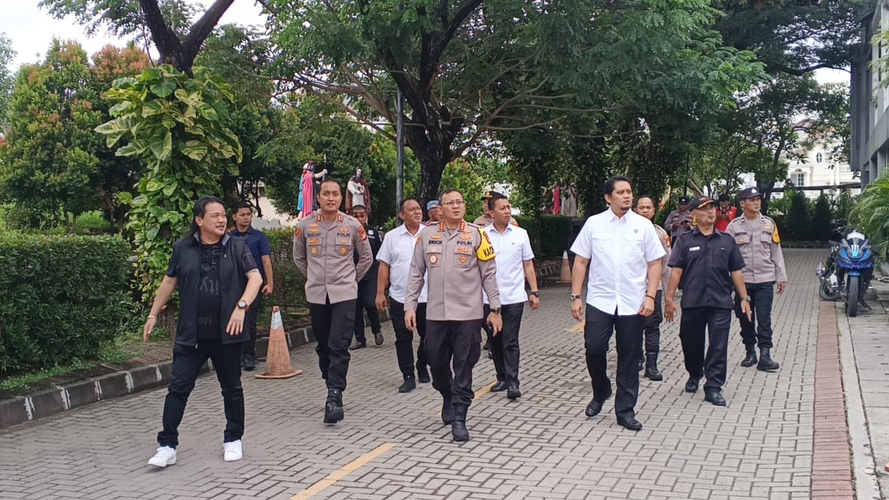 Kapolres Metro Jakarta Utara Tinjau Kesiapan Pengamanan Ibadah Natal di Gereja Regina Caeli PIK