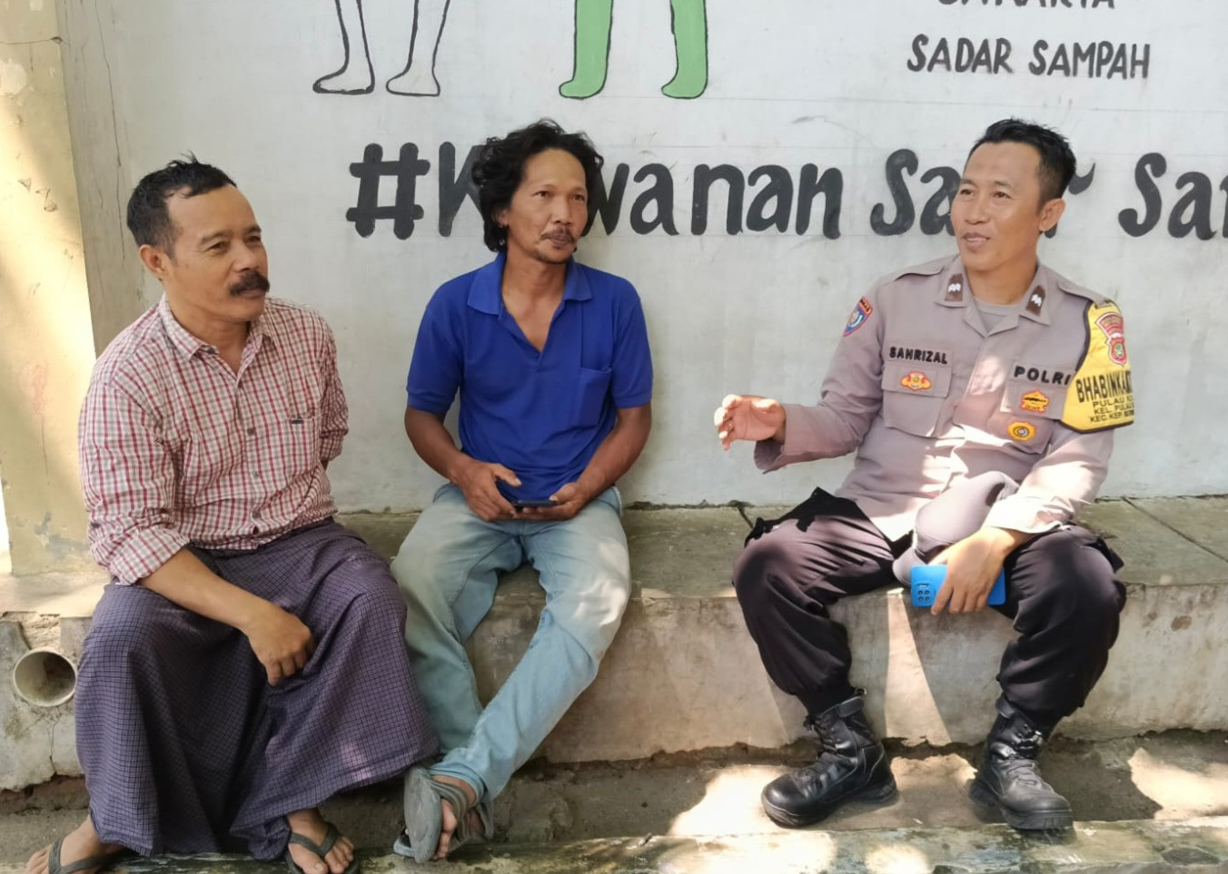 Bhabinkamtibmas Pulau Kelapa Sosialisasikan Layanan Call Center 110, Ajak Warga Dukung Program Jaga Jakarta
