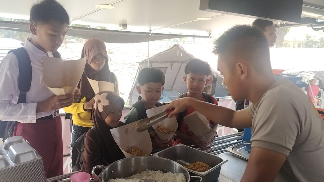 Dapur Umum Polri Terus Beroperasi Layani Pengungsi di Aceh Tamiang dan Sumbar