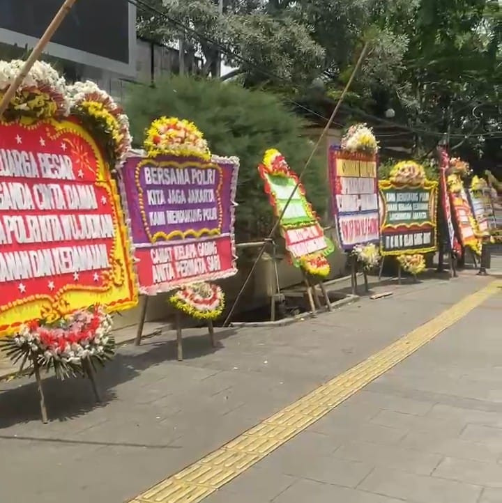 Warga Jakarta Utara Kirim Karangan Bunga sebagai Bentuk Dukungan kepada Polri