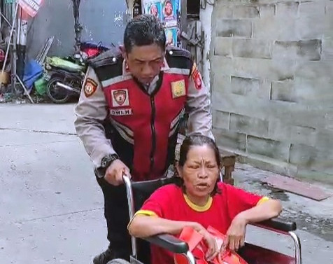 Kepedulian di Tengah Tugas: AIPTU Dwi Herianto Tunjukkan Wajah Humanis Polri